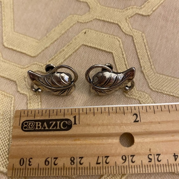 Vintage Sterling Silver Leaf Motif Screw Back Earrings - Picture 4 of 5